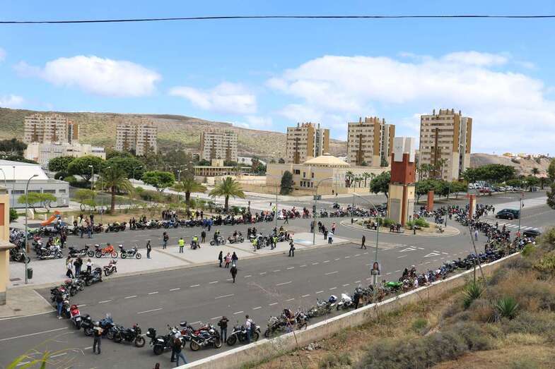 Los moteros formaron un corazón en el Valle de Jinámar (Foto TA)